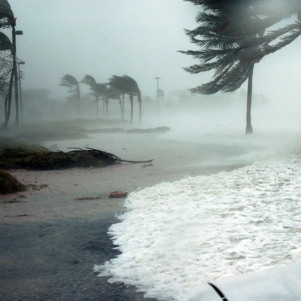 Continúa “Lisa” su avance con lluvias intensas